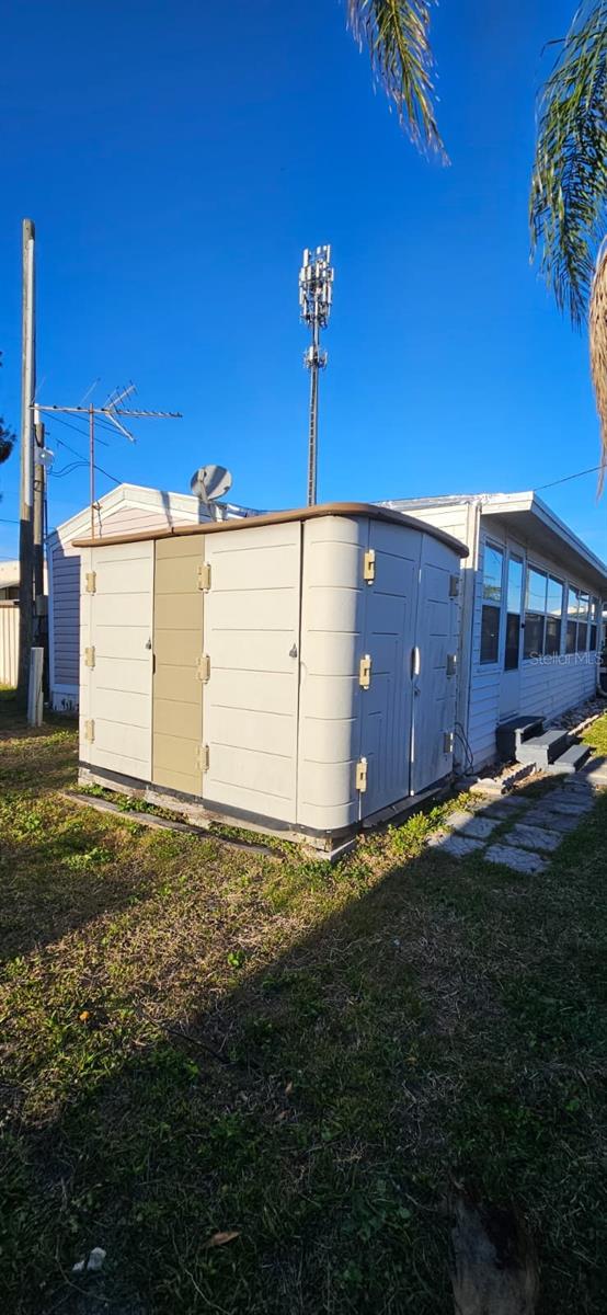 Listing photo id 18 for 1727 Button St  180