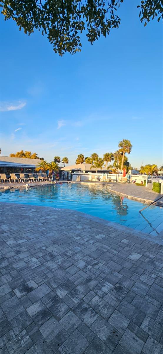 Listing photo id 19 for 1727 Button St  180