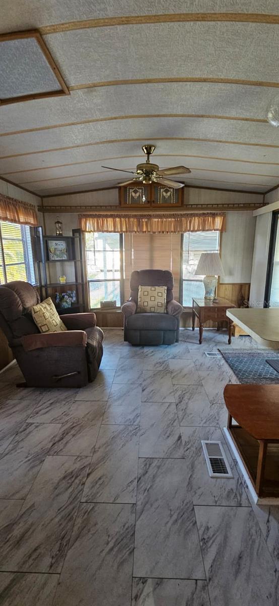 Listing photo id 2 for 1727 Button St  180