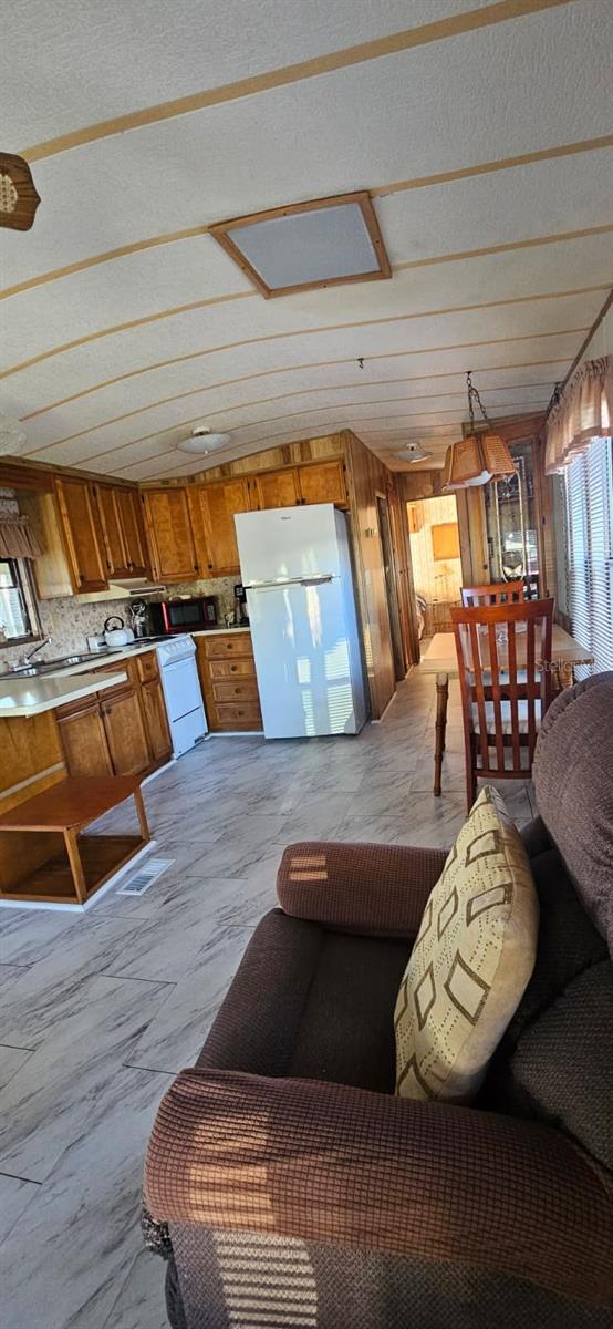 Listing photo id 3 for 1727 Button St  180