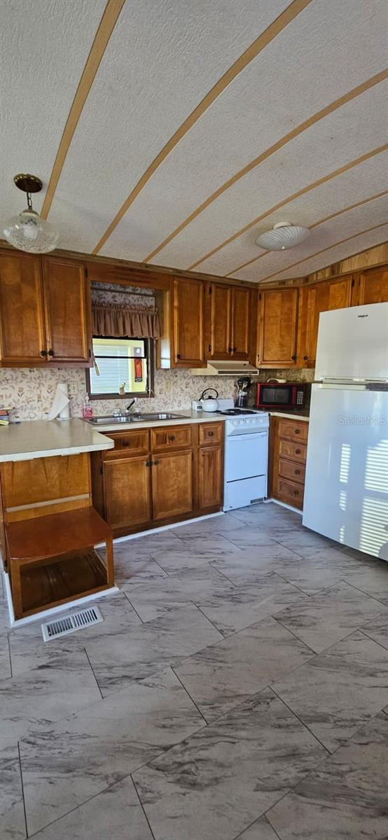 Listing photo id 4 for 1727 Button St  180