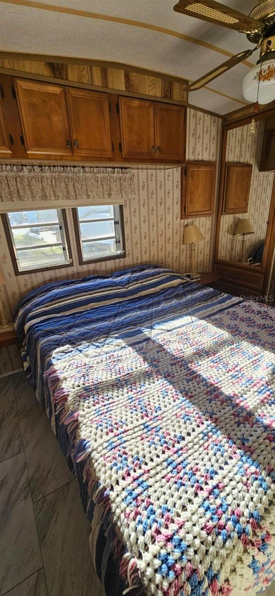 Listing photo id 6 for 1727 Button St  180