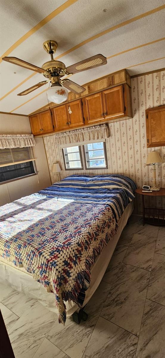 Listing photo id 7 for 1727 Button St  180