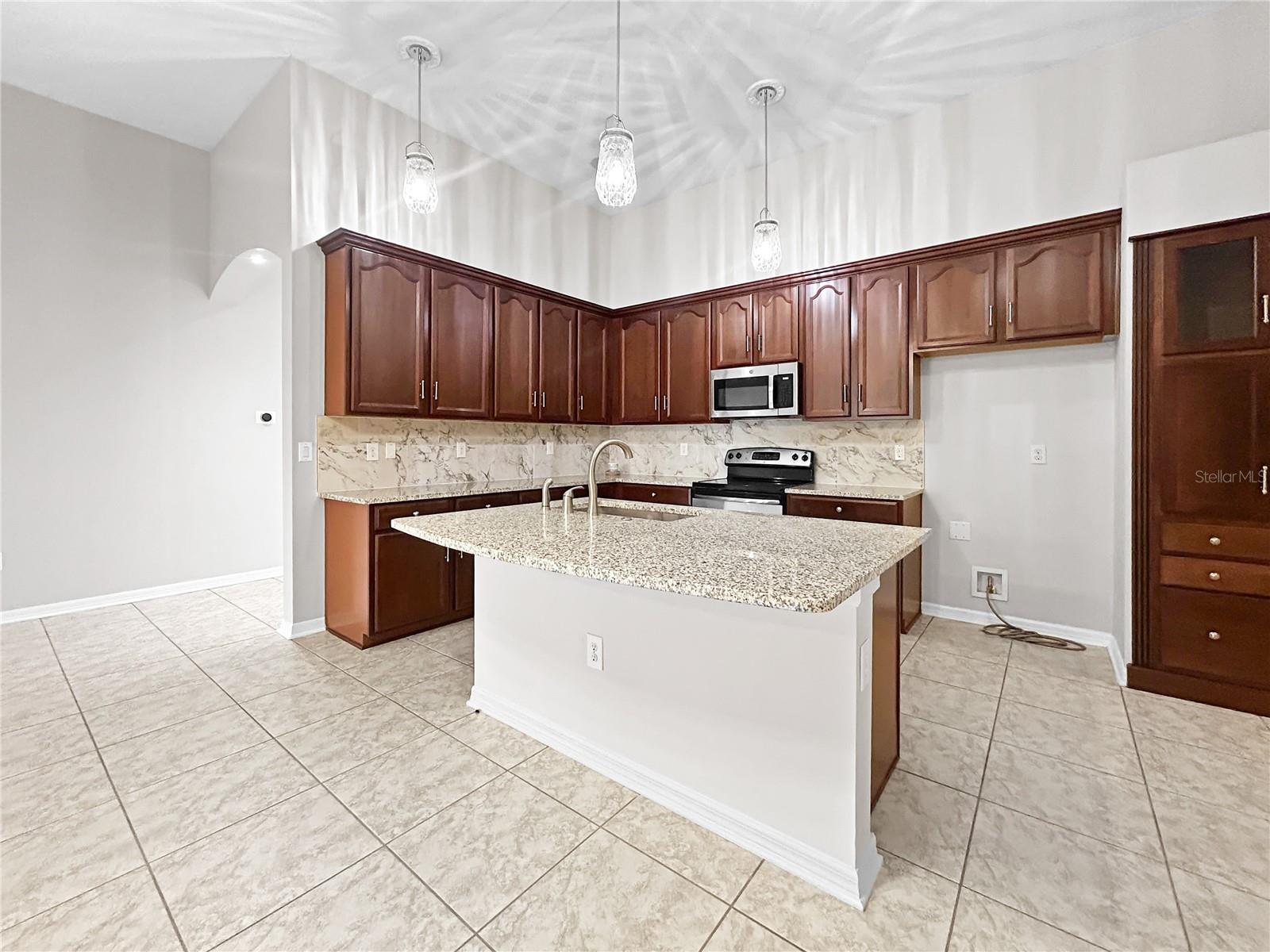 Image 14 of 53 For 8437 White Poplar Drive