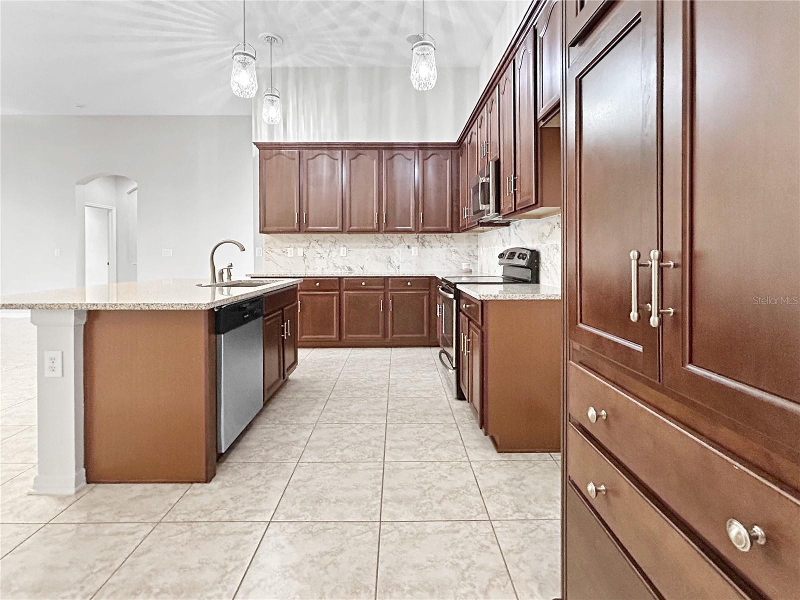 Image 18 of 53 For 8437 White Poplar Drive