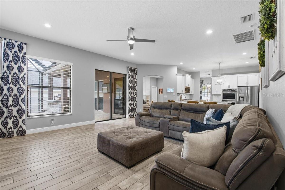 Image 14 of 71 For 1007 Split Silk Street