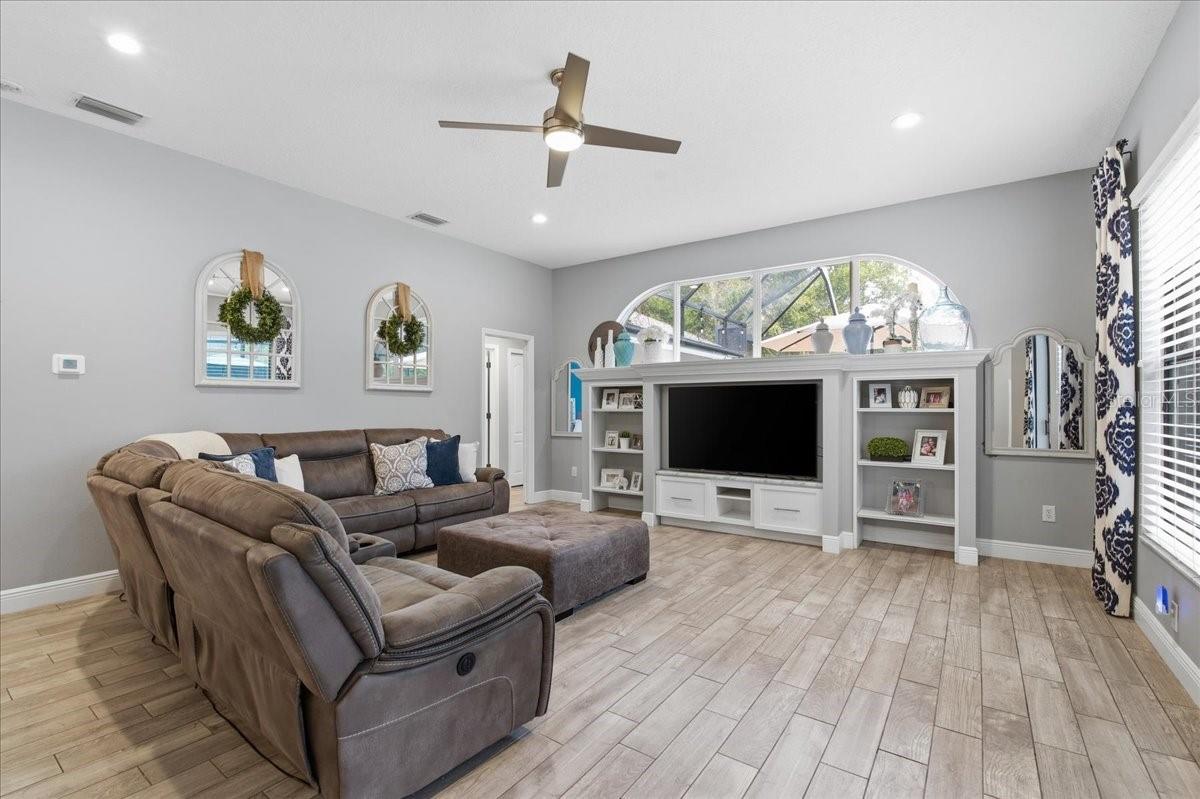 Image 17 of 71 For 1007 Split Silk Street