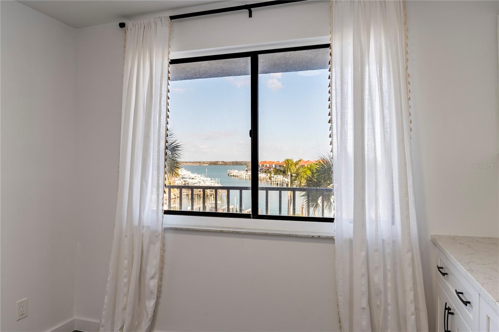 Listing photo id 9 for 1591 Gulf Boulevard 203s