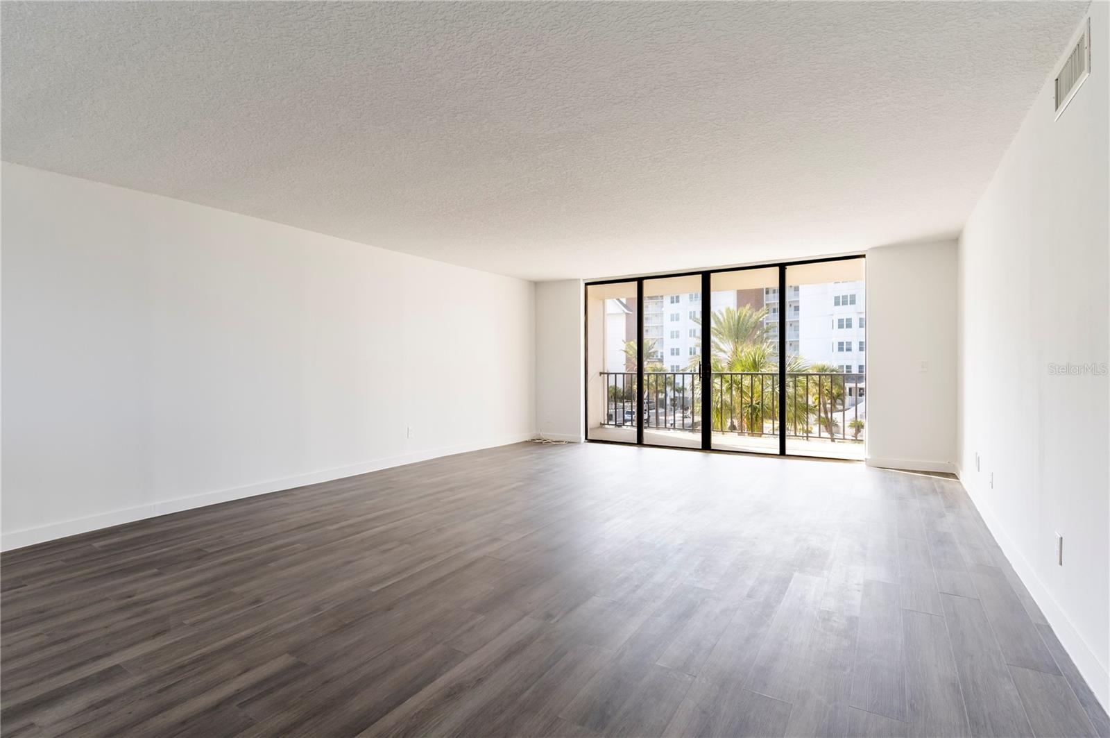 Listing photo id 10 for 1591 Gulf Boulevard 203s