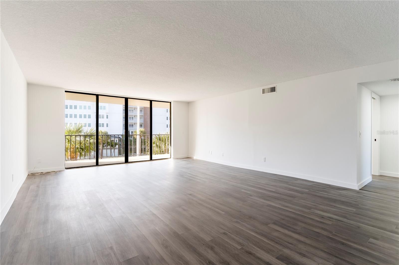 Listing photo id 11 for 1591 Gulf Boulevard 203s