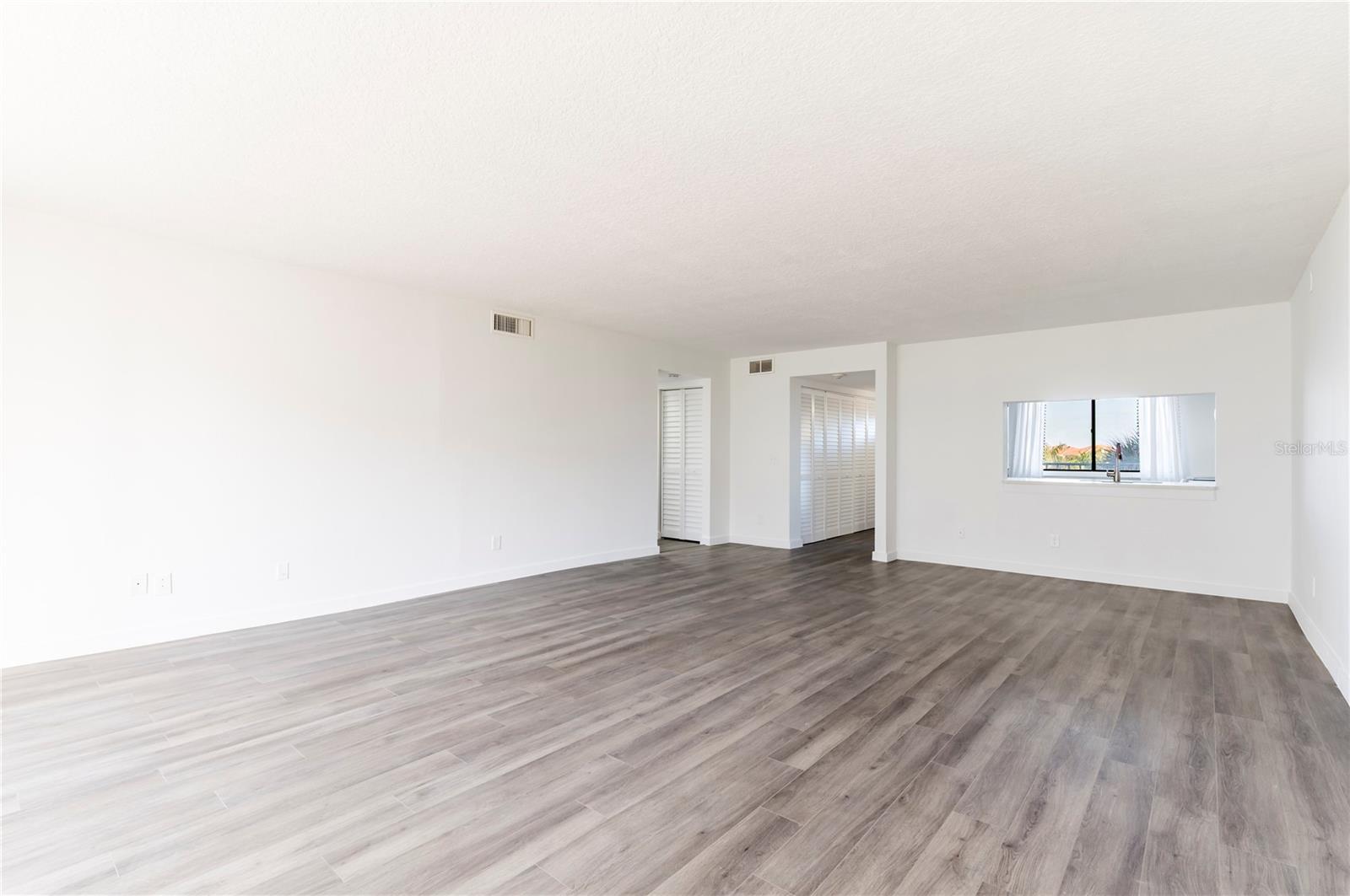 Listing photo id 12 for 1591 Gulf Boulevard 203s