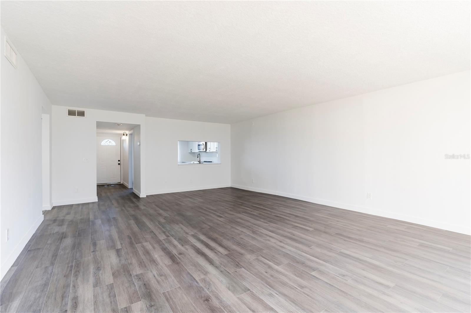 Listing photo id 13 for 1591 Gulf Boulevard 203s