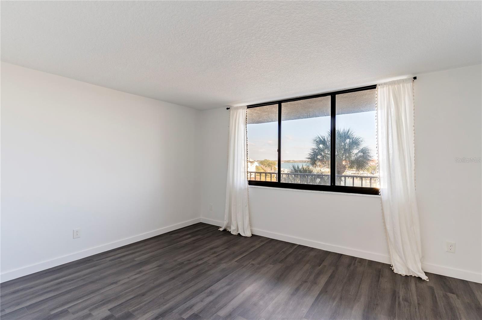 Listing photo id 14 for 1591 Gulf Boulevard 203s