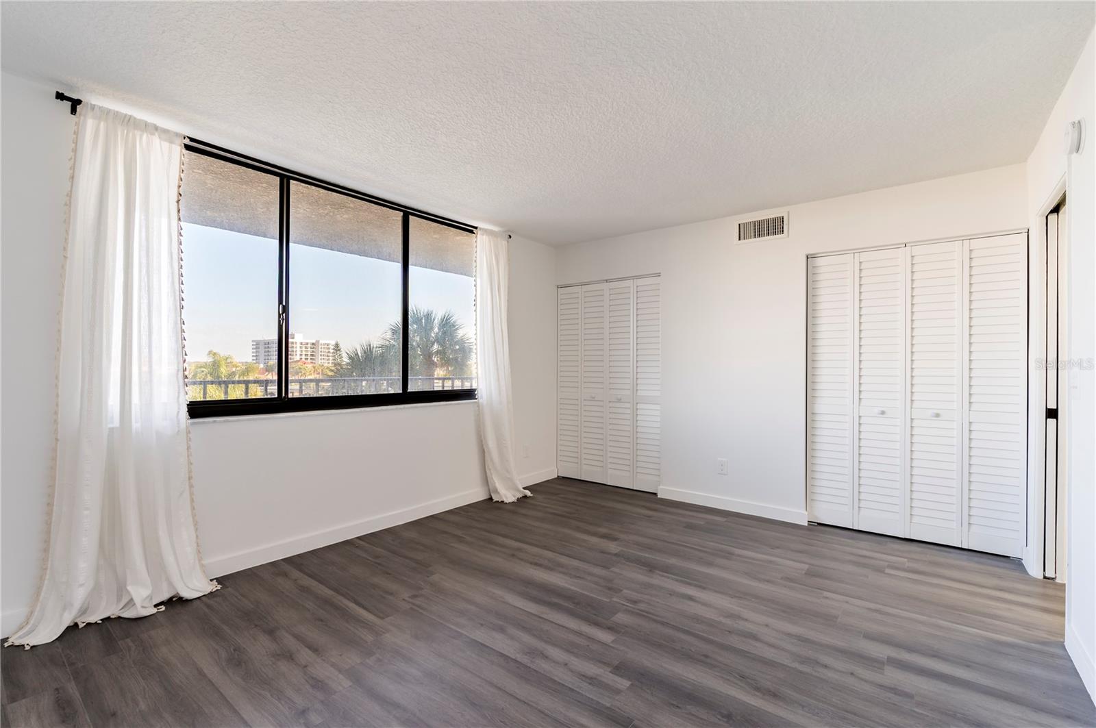 Listing photo id 15 for 1591 Gulf Boulevard 203s