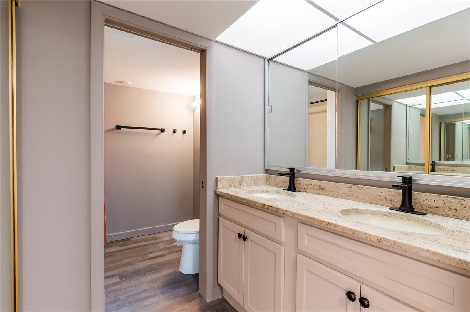 Listing photo id 18 for 1591 Gulf Boulevard 203s