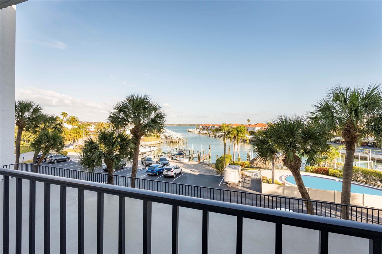 Listing photo id 2 for 1591 Gulf Boulevard 203s