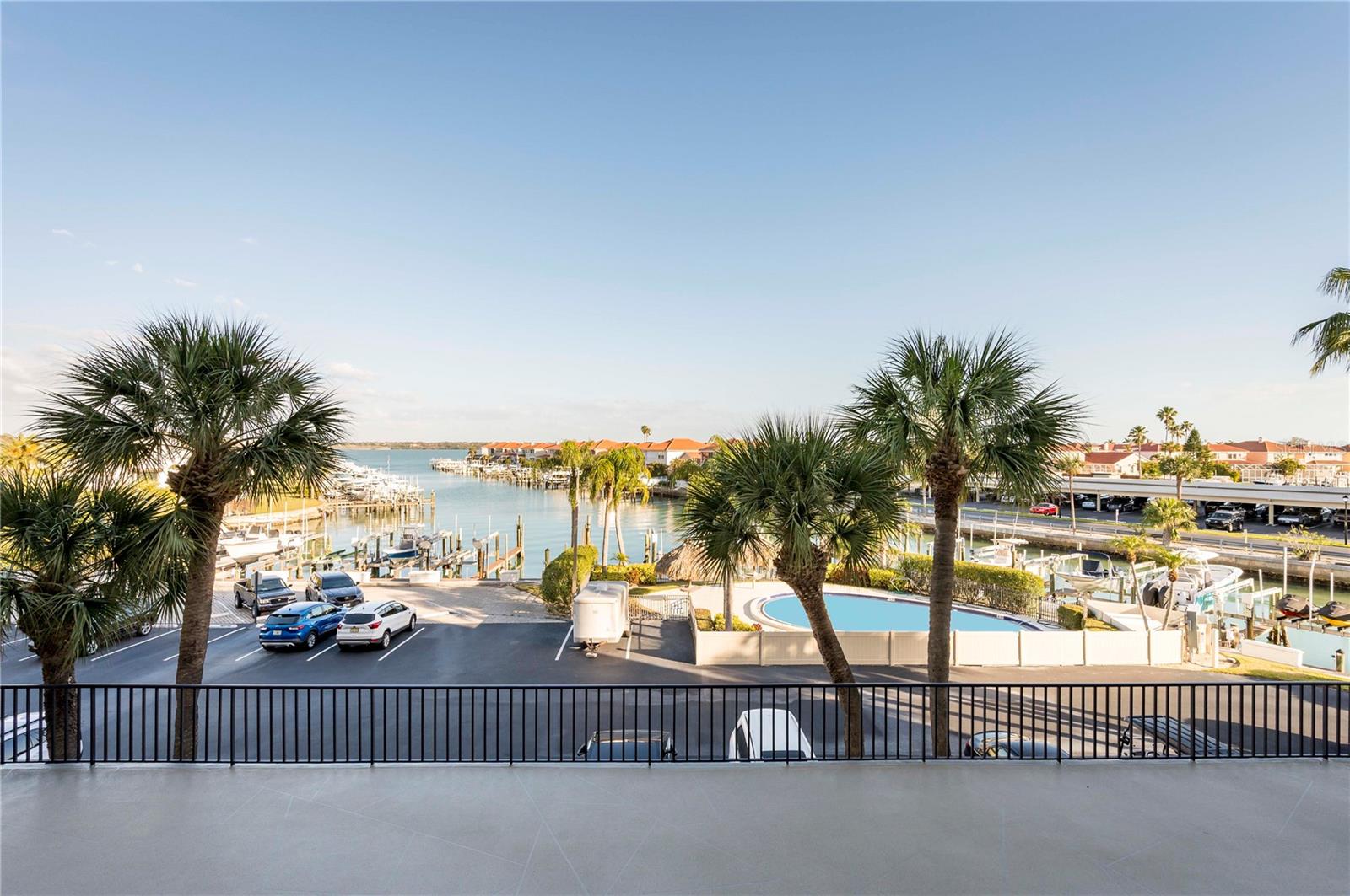 Listing photo id 3 for 1591 Gulf Boulevard 203s