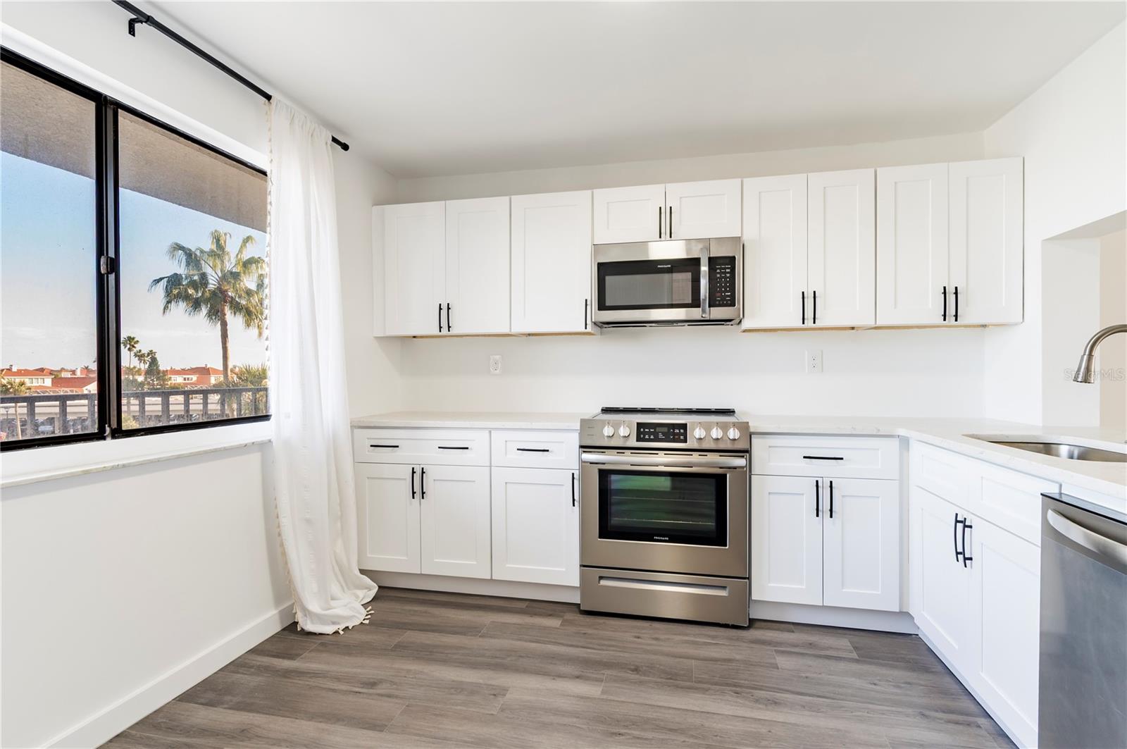 Listing photo id 5 for 1591 Gulf Boulevard 203s