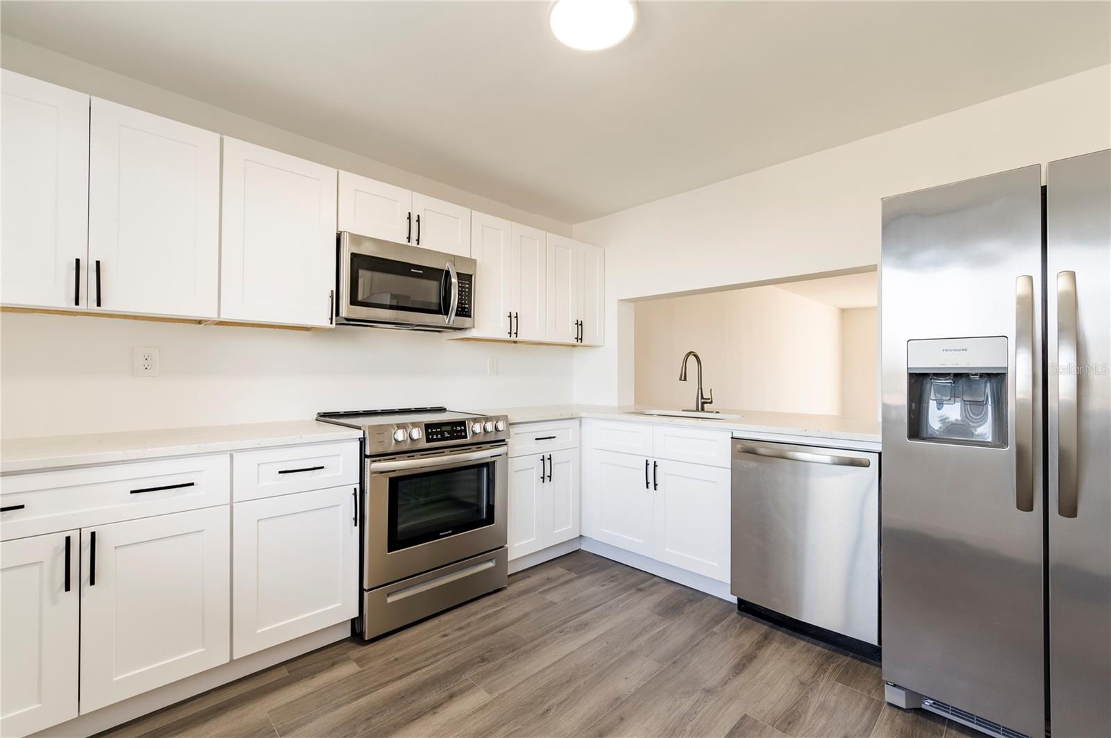 Listing photo id 6 for 1591 Gulf Boulevard 203s