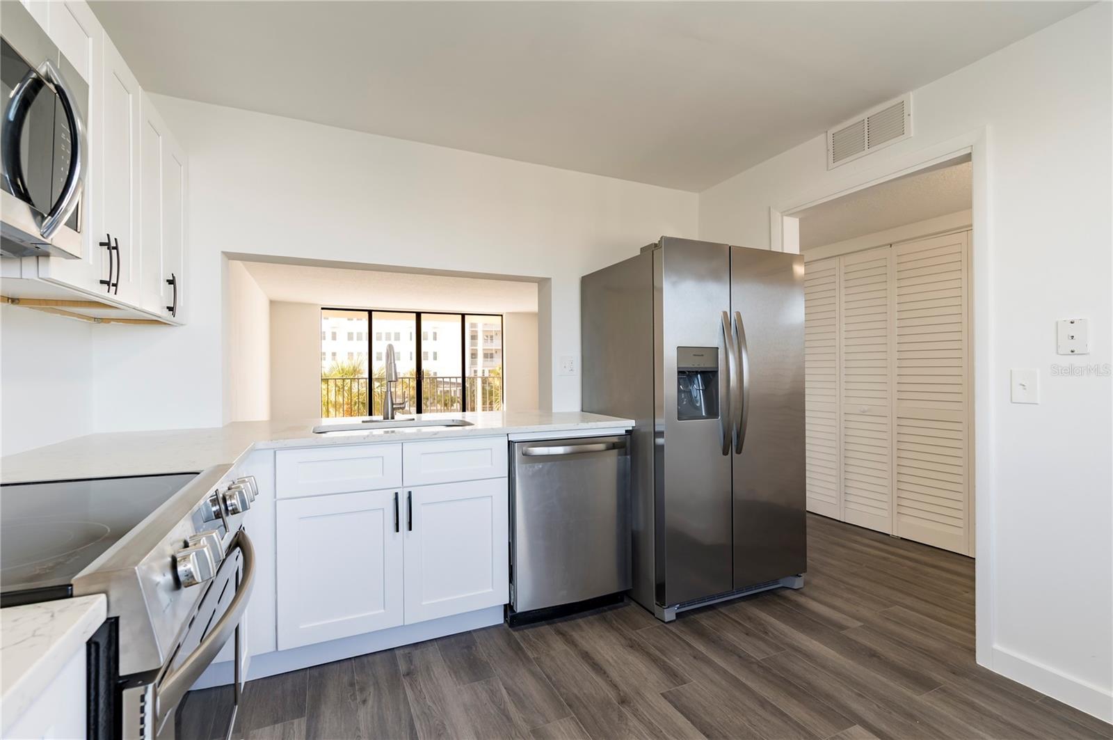 Listing photo id 7 for 1591 Gulf Boulevard 203s