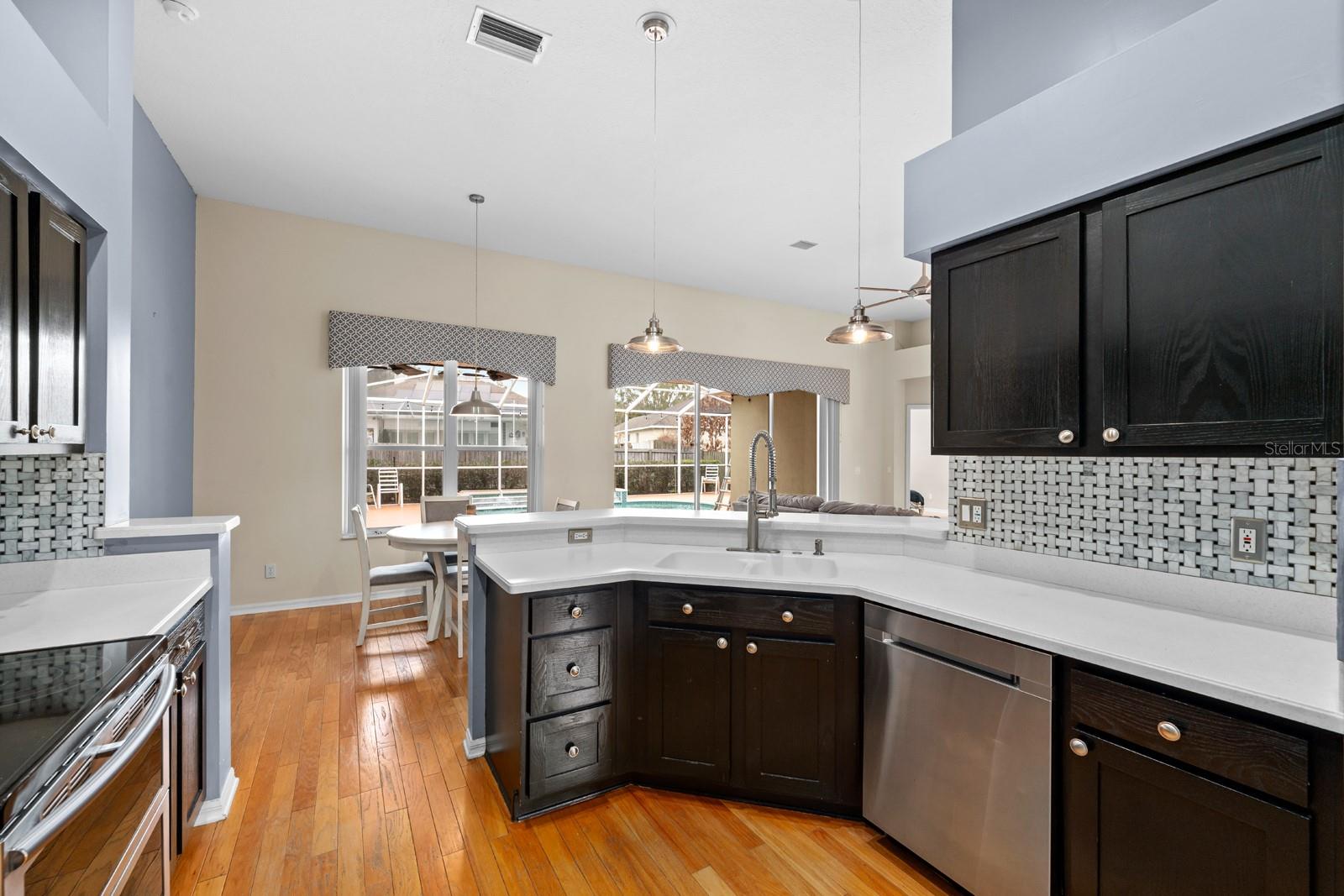 Image 7 of 37 For 4302 River Close Boulevard