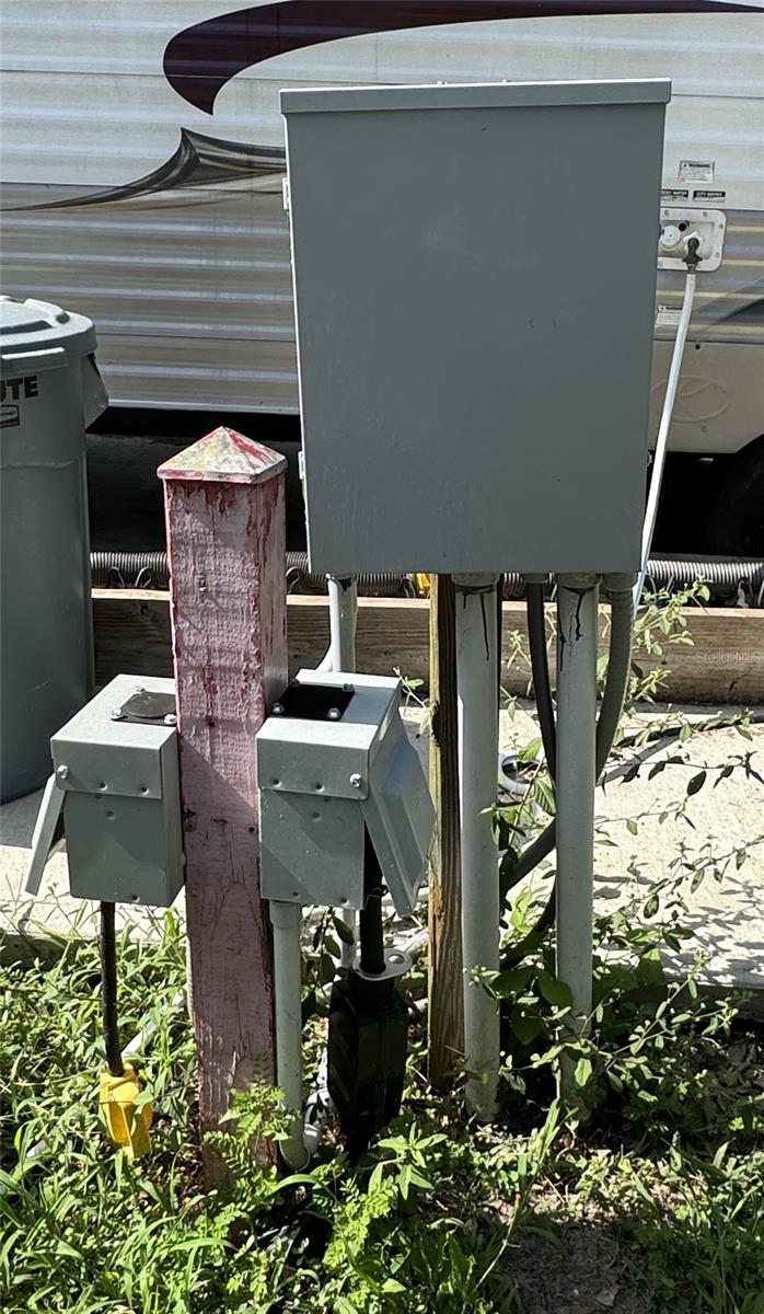 Listing photo id 11 for 30400 Hillside Lane