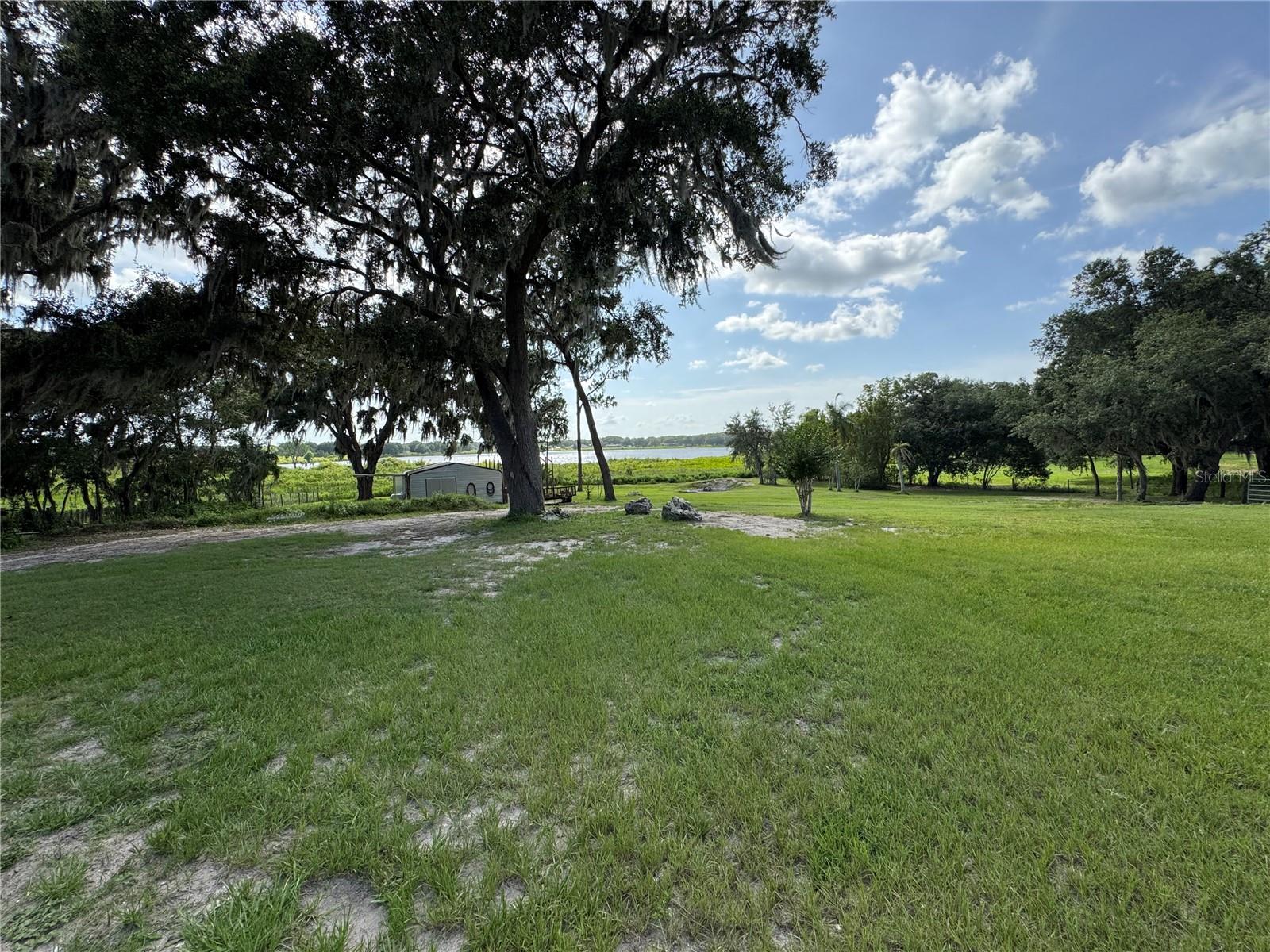 Listing photo id 3 for 30400 Hillside Lane