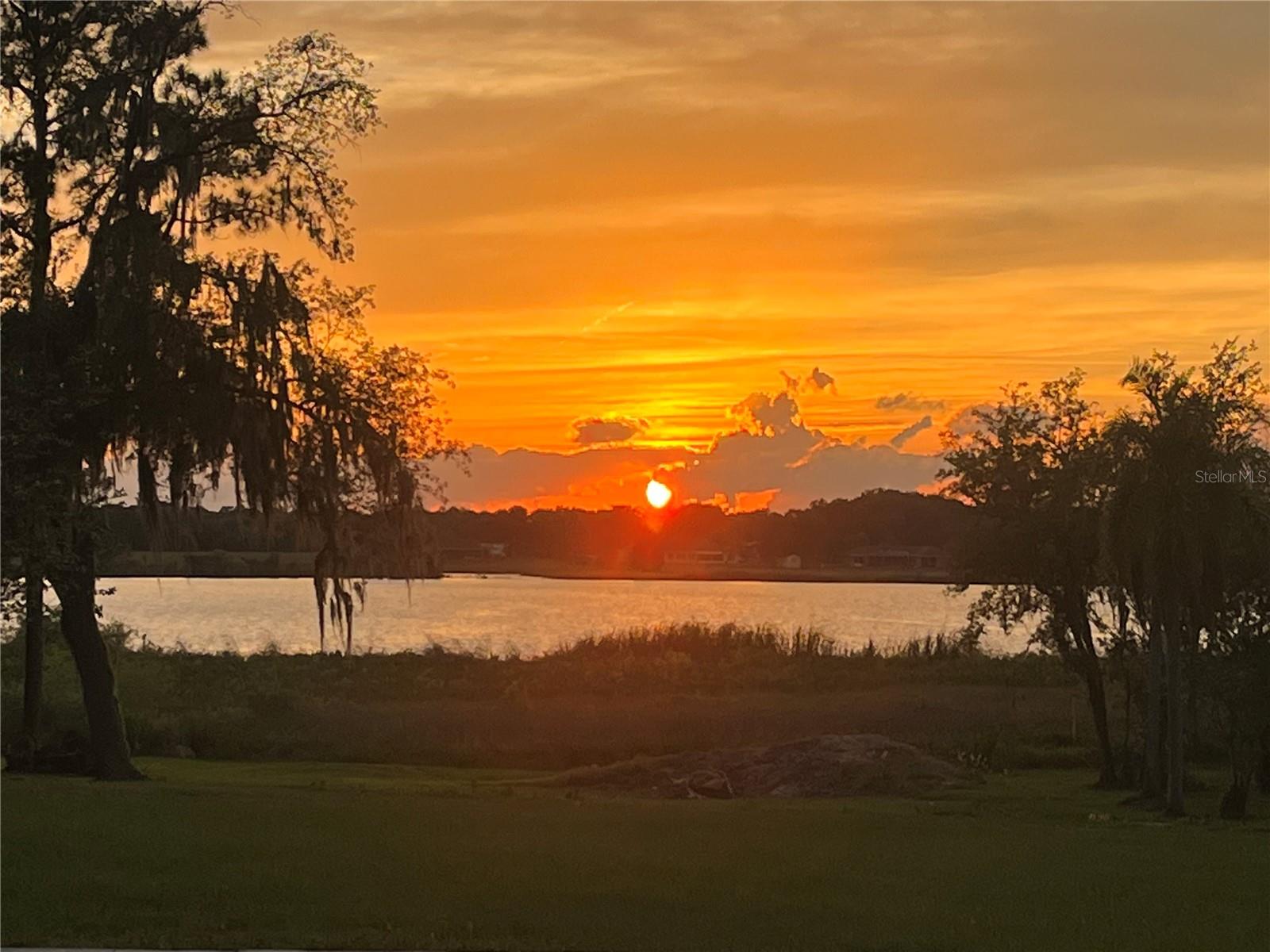 Listing photo id 5 for 30400 Hillside Lane