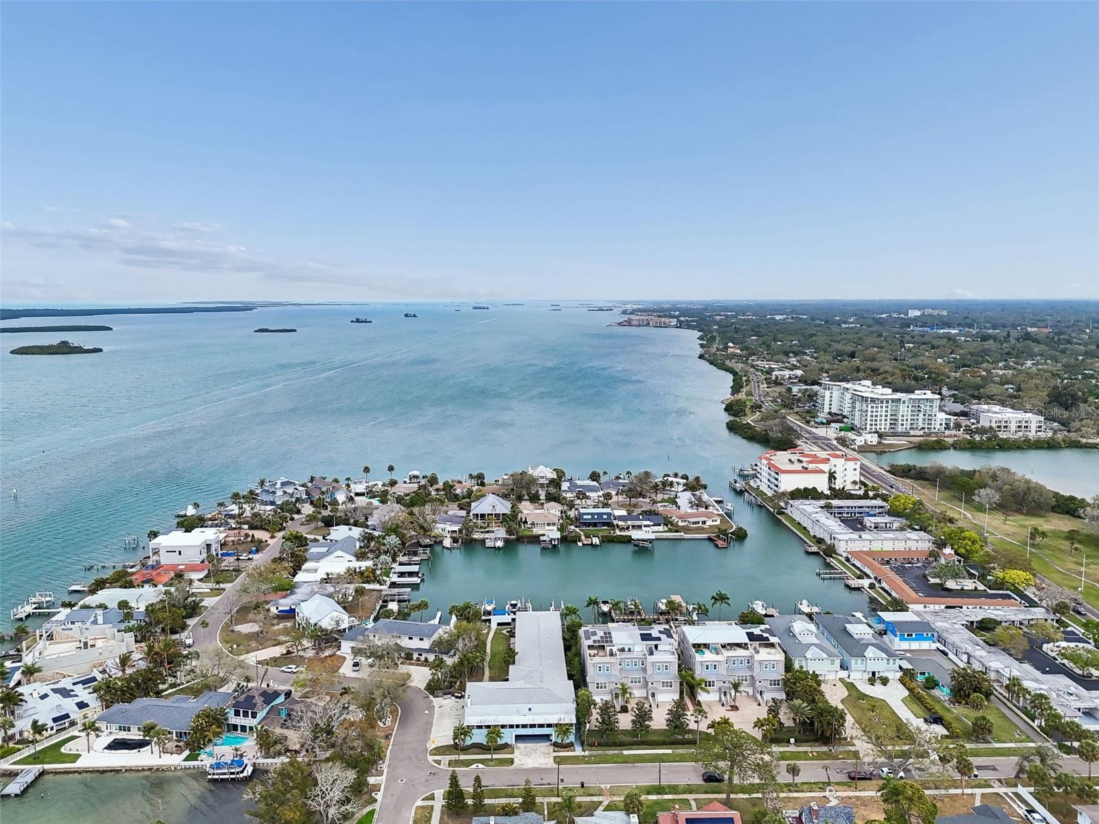 Image 33 of 45 For 300 Venetian Drive 3