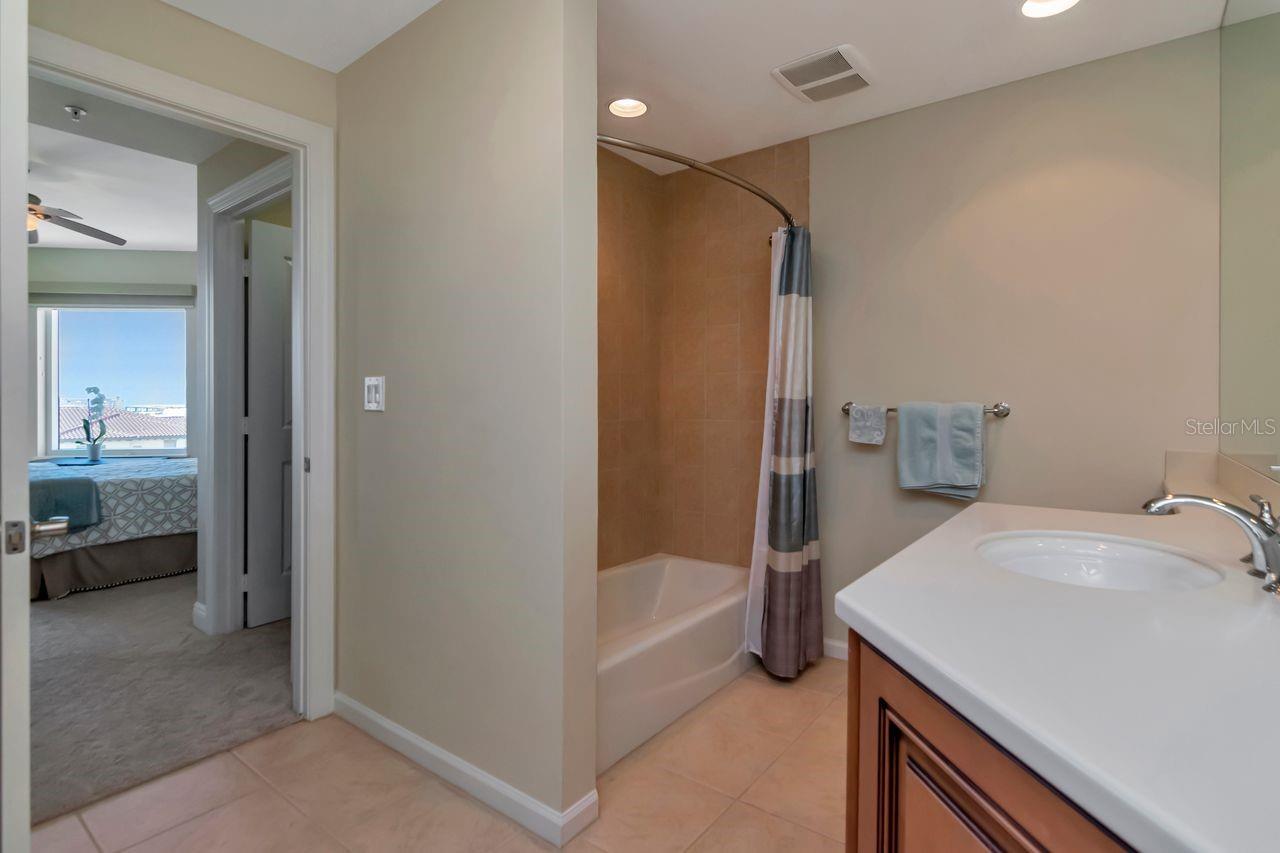 Image 24 of 70 For 5823 Bowen Daniel Drive 604