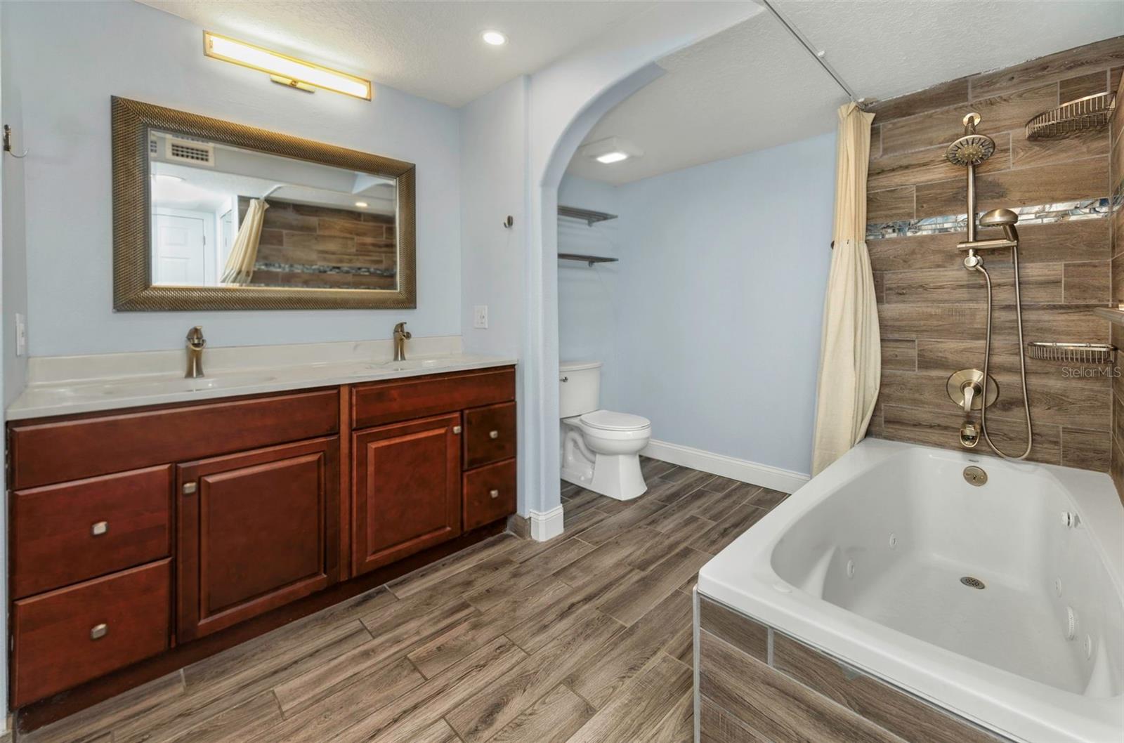 Image 15 of 33 For 122 Caryl Way 122