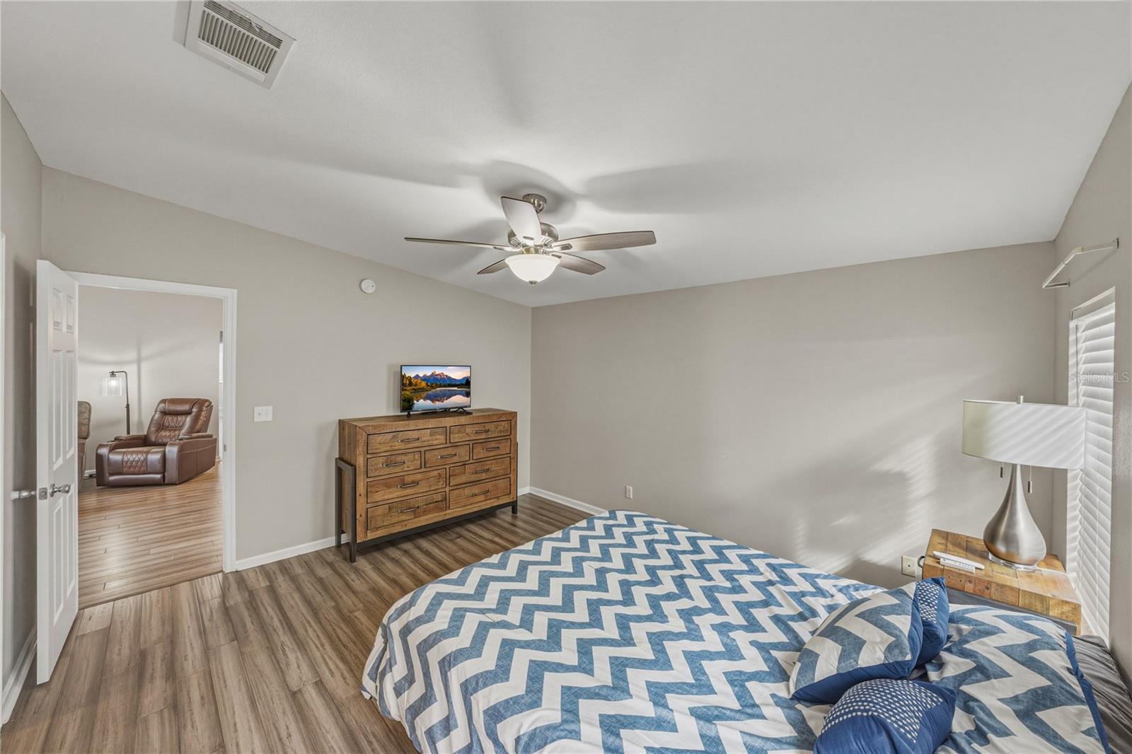 Image 27 of 52 For 37410 Neukom Avenue