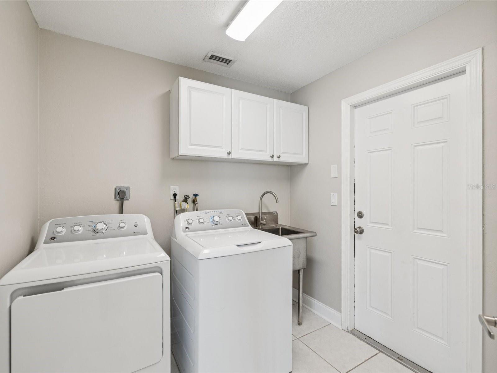 Listing photo id 36 for 441 Palm Island Ne