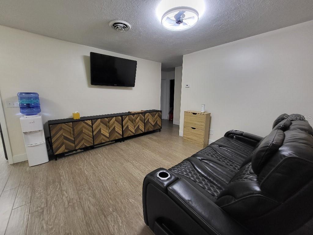 Image 11 of 27 For 995 Emerald Drive