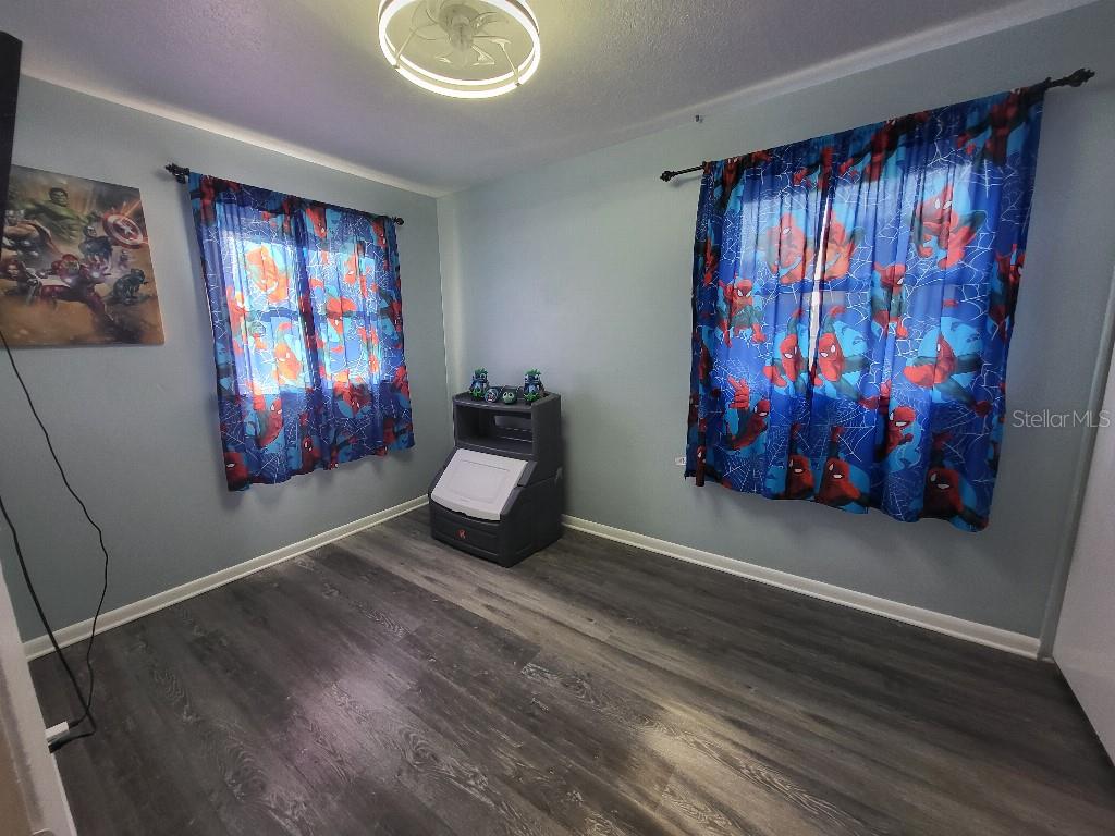 Image 19 of 27 For 995 Emerald Drive