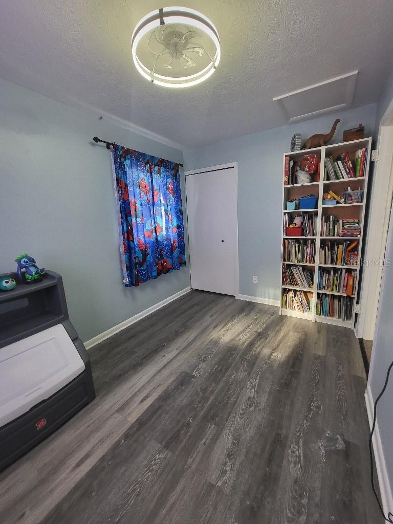 Image 20 of 27 For 995 Emerald Drive