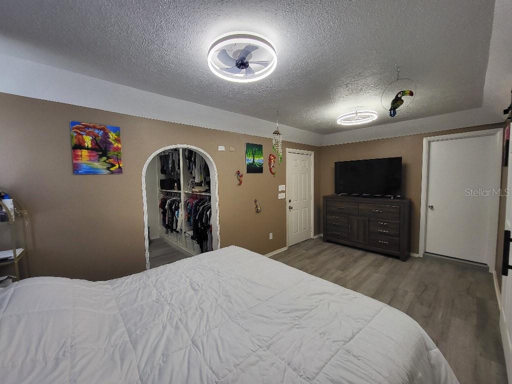 Image 23 of 27 For 995 Emerald Drive