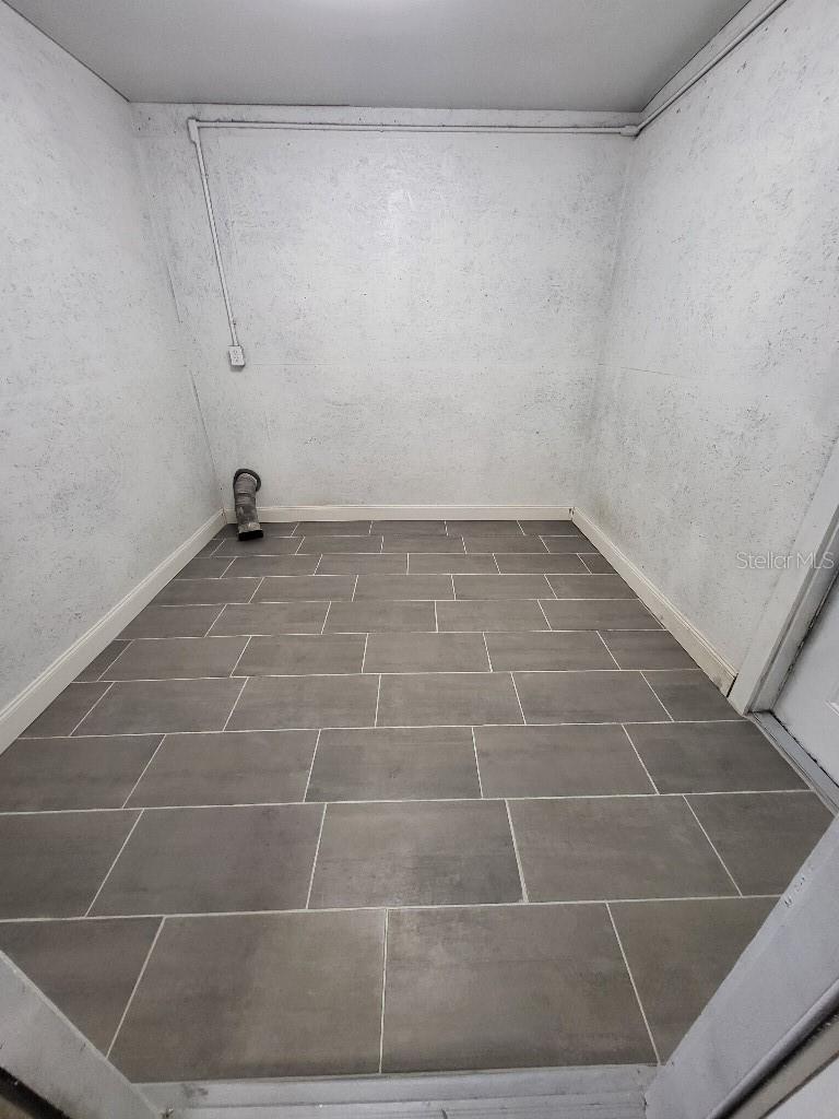 Image 25 of 27 For 995 Emerald Drive