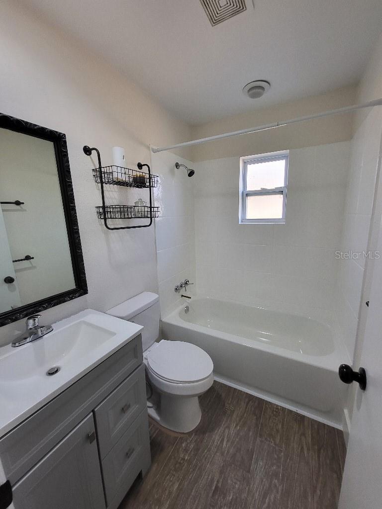 Image 26 of 27 For 995 Emerald Drive