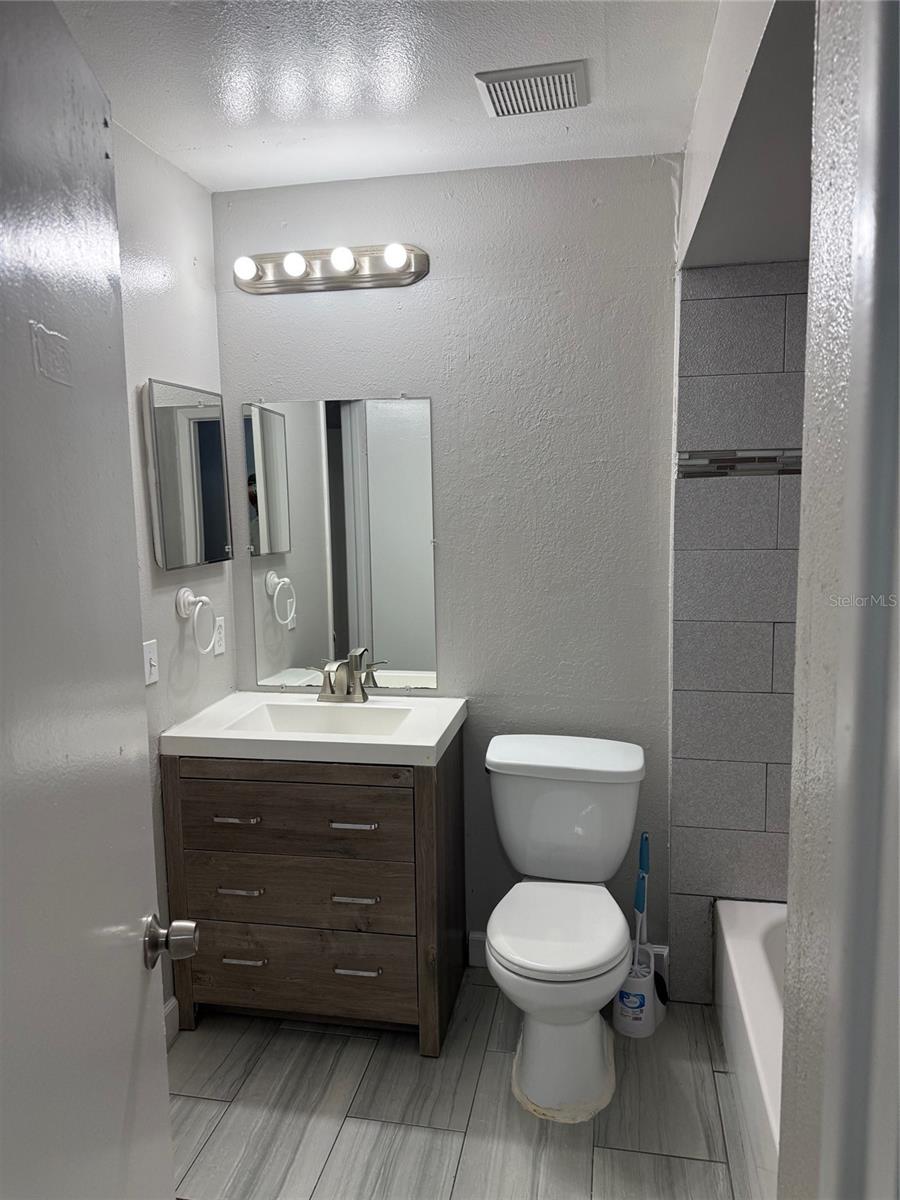 Image 6 of 14 For 6130 Oak Cluster Circle