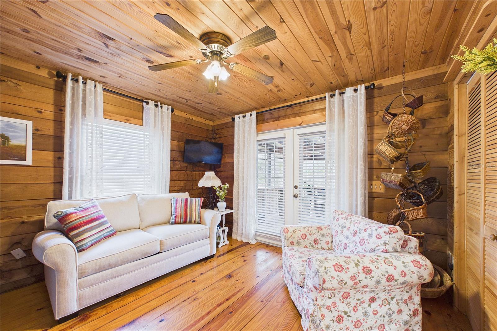 Image 29 of 91 For 21038 Reindeer Road