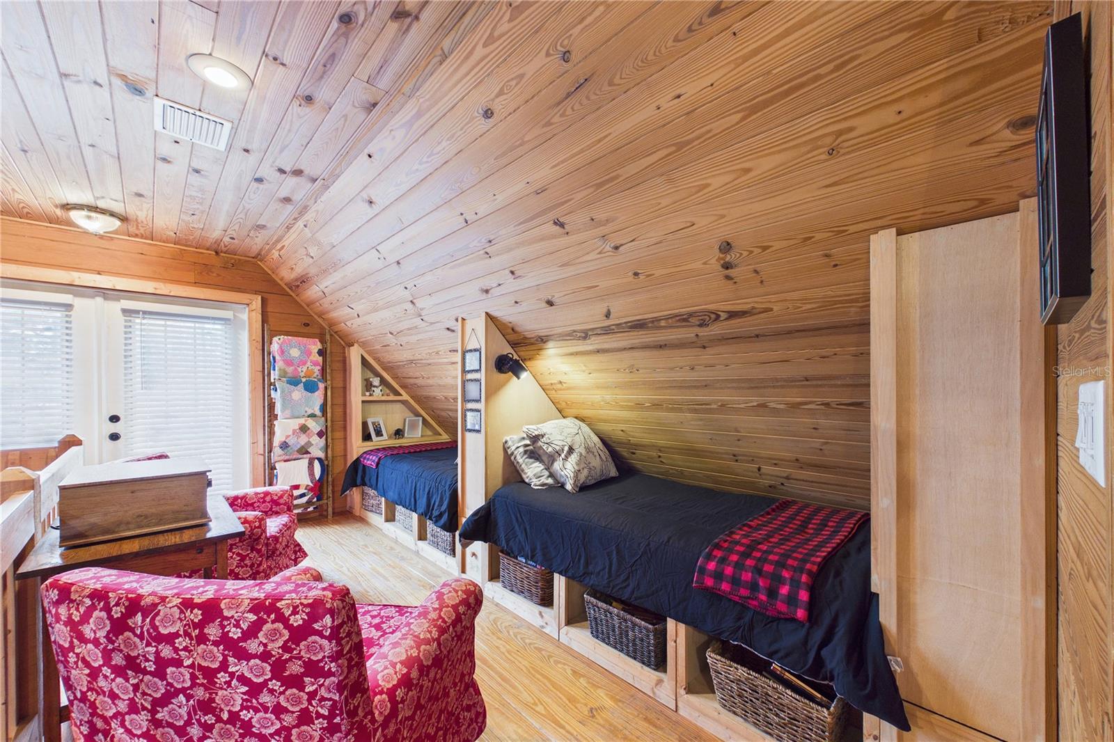 Image 42 of 91 For 21038 Reindeer Road