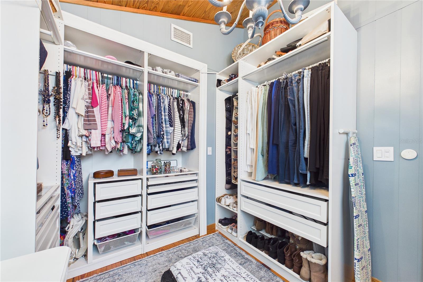 Image 49 of 91 For 21038 Reindeer Road