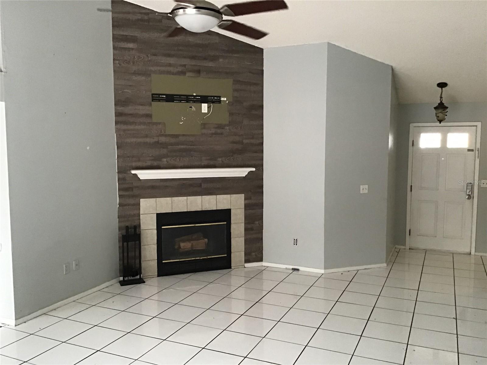 Image 3 of 11 For 1418 Cloverfield Drive