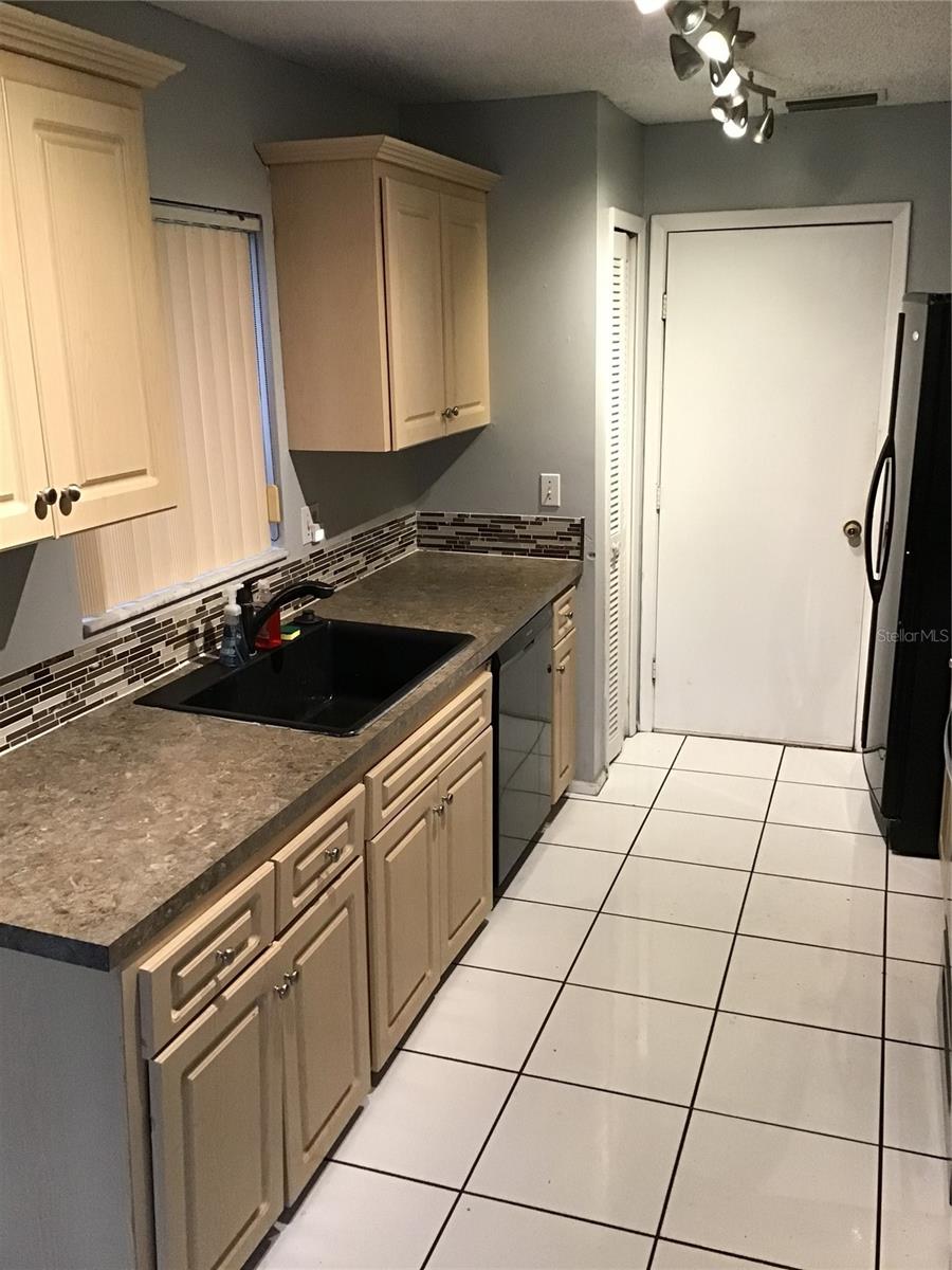 Image 5 of 11 For 1418 Cloverfield Drive