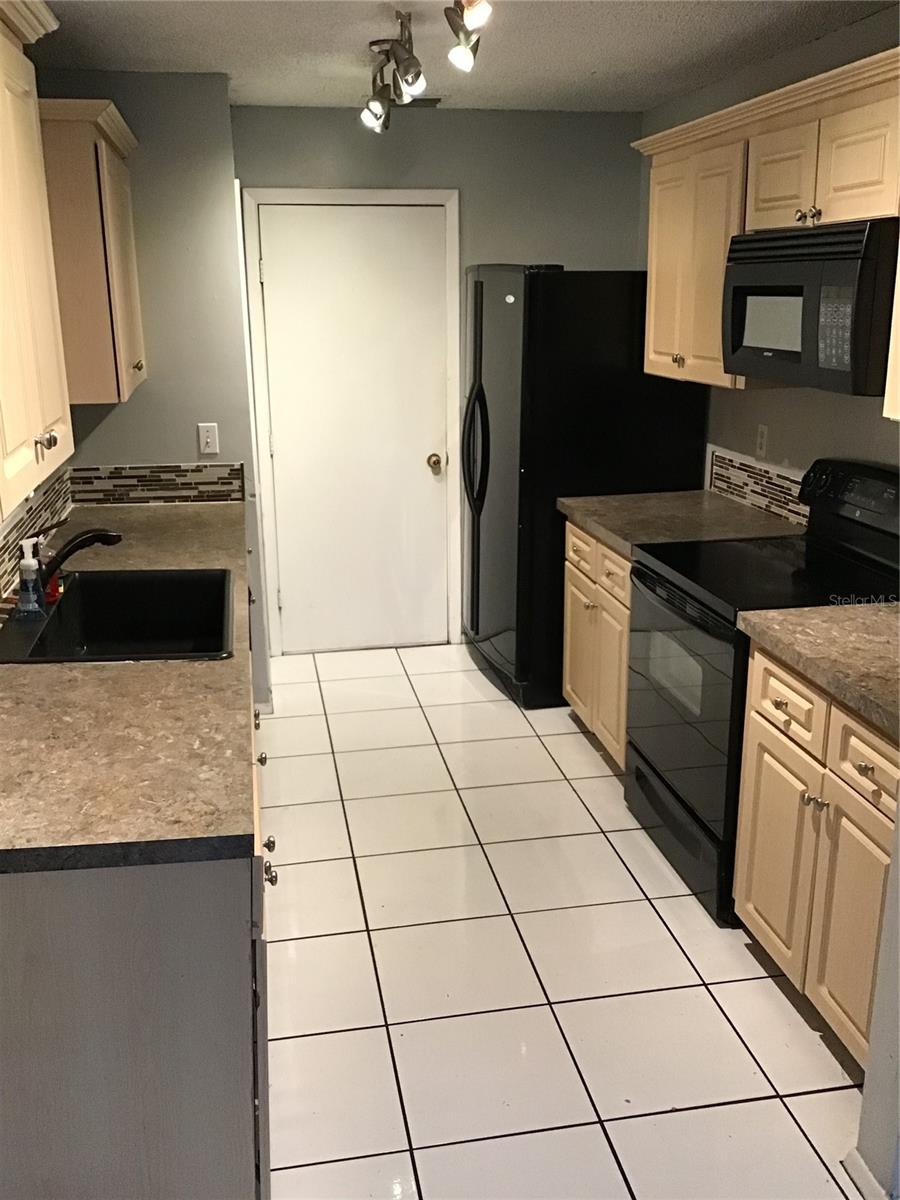 Image 7 of 11 For 1418 Cloverfield Drive