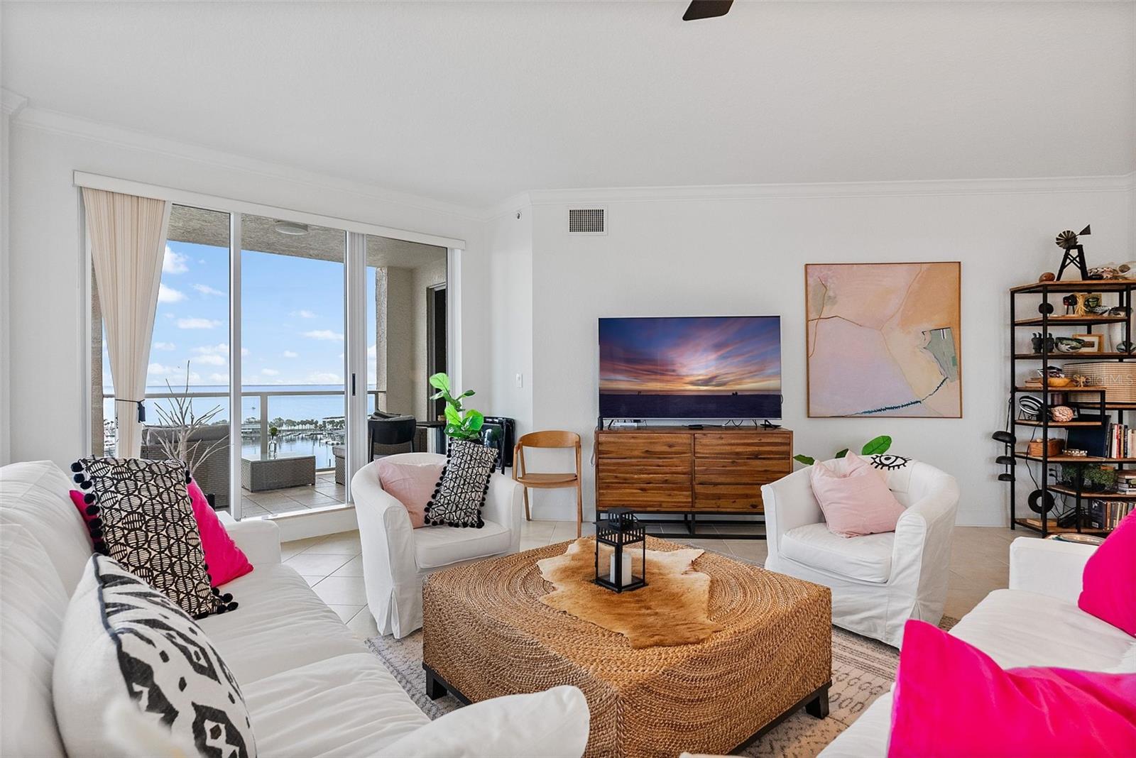 Image 15 of 50 For 100 Beach Drive Ne 1501