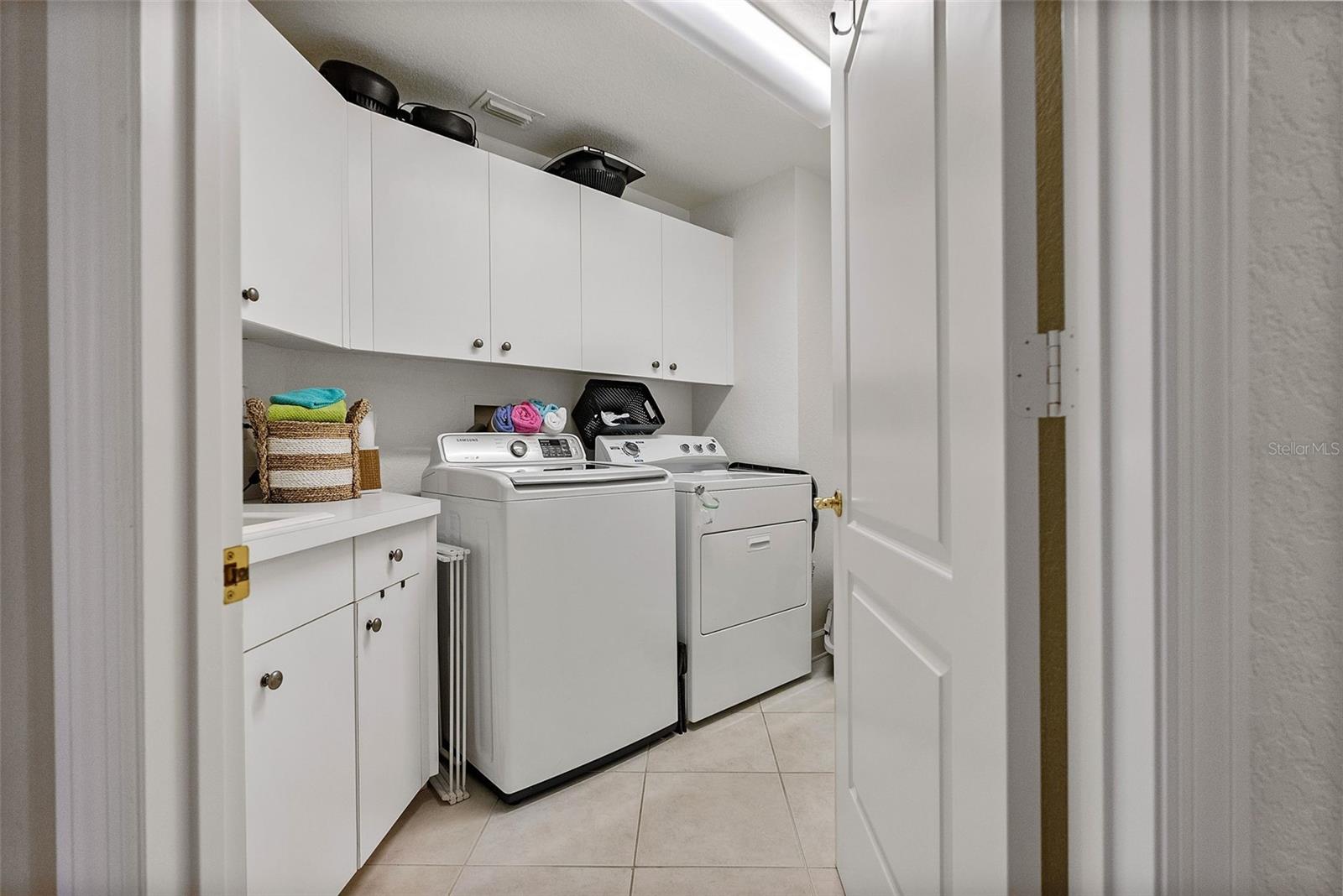 Image 37 of 50 For 100 Beach Drive Ne 1501