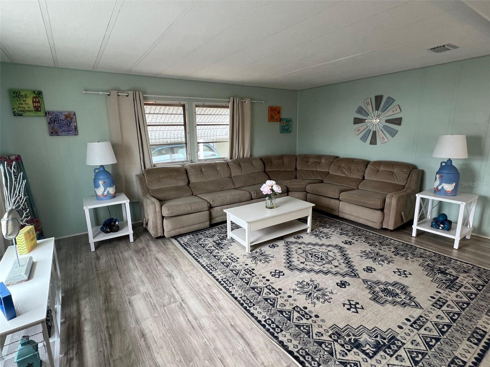 Listing photo id 8 for 519 Needle Palm Street