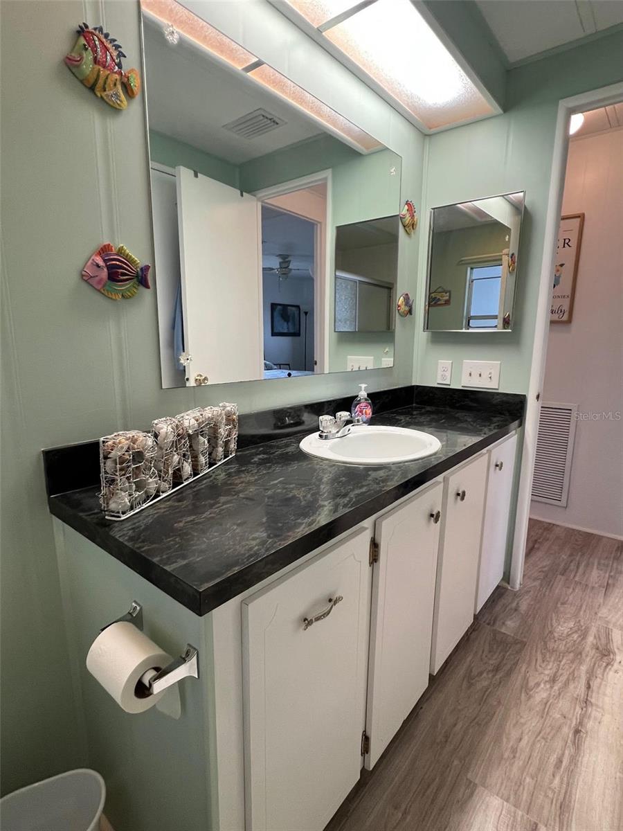 Listing photo id 15 for 519 Needle Palm Street